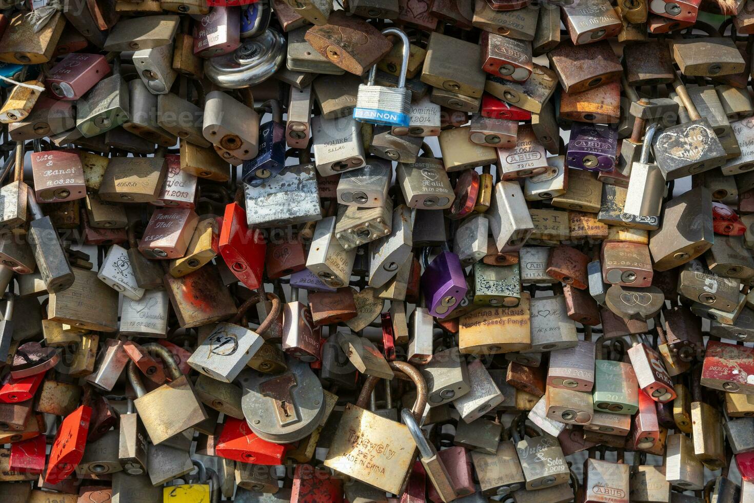 viele Schlösser sind gesperrt auf das Mauer zusammen und hängend auf zu Sie foto