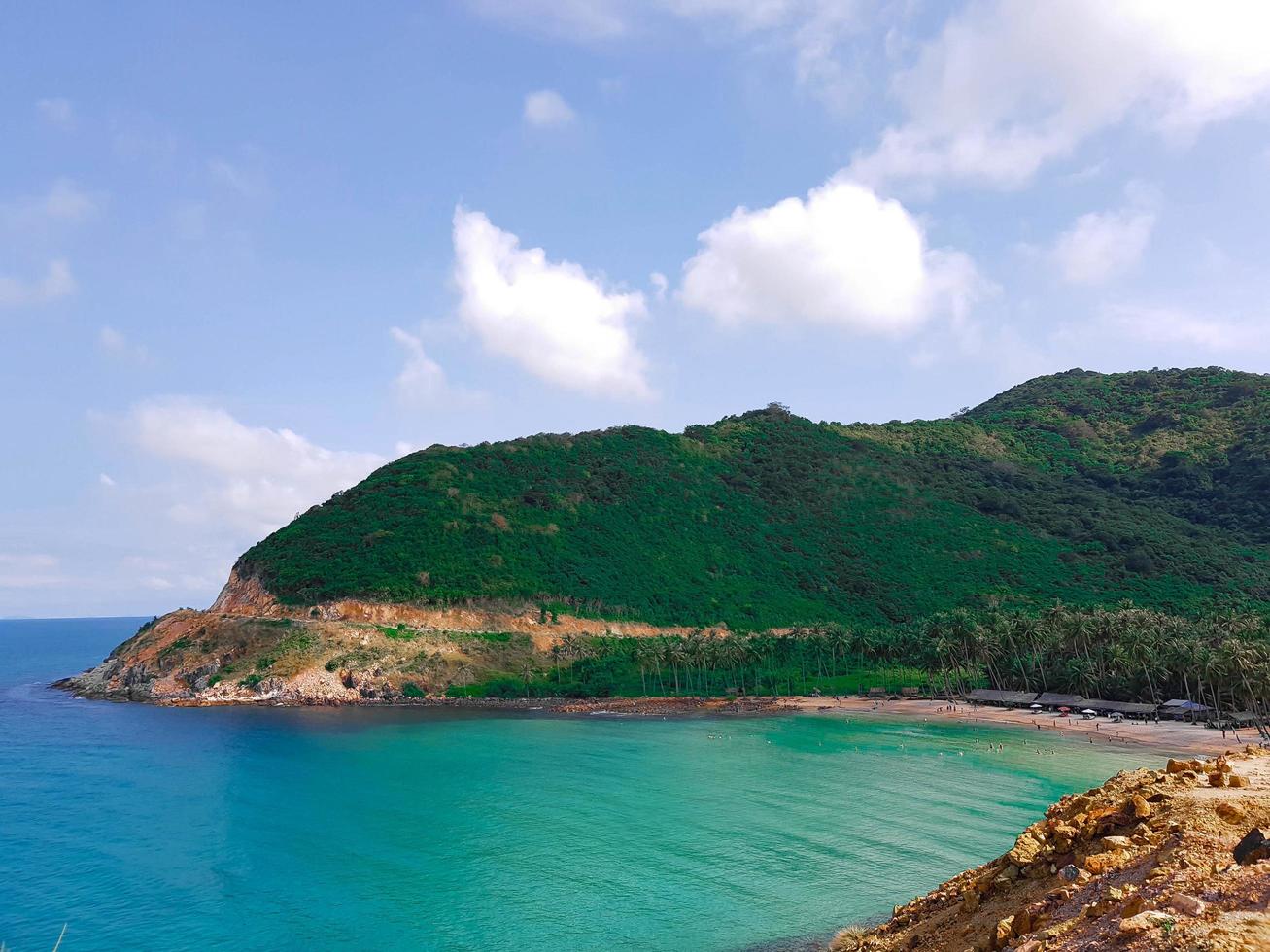 blaues Meer und ein tropischer Strand foto