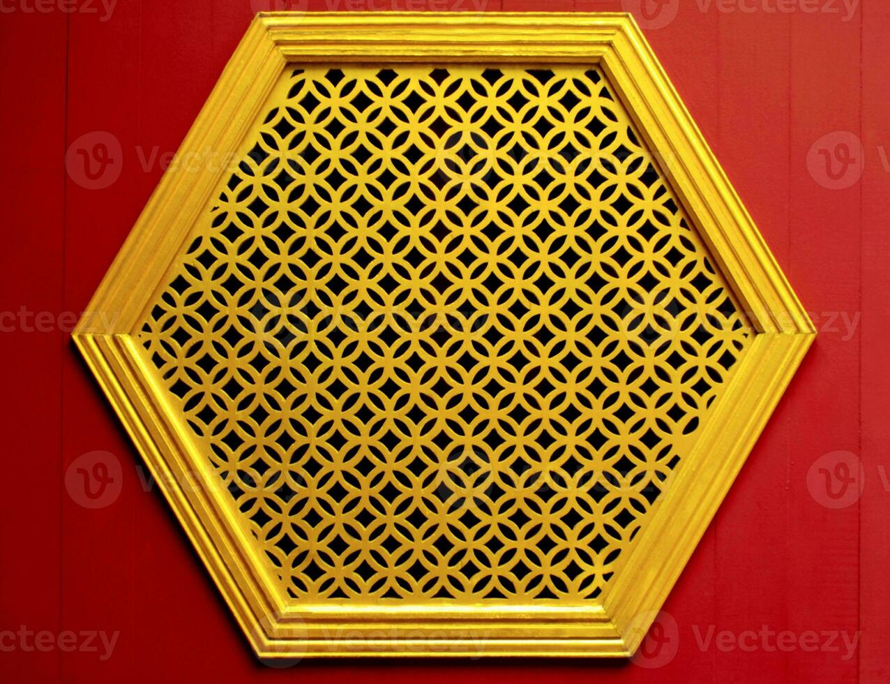 Gold Hexagon Schablone Fenster auf das Holz rot Mauer Chinesisch Stil foto