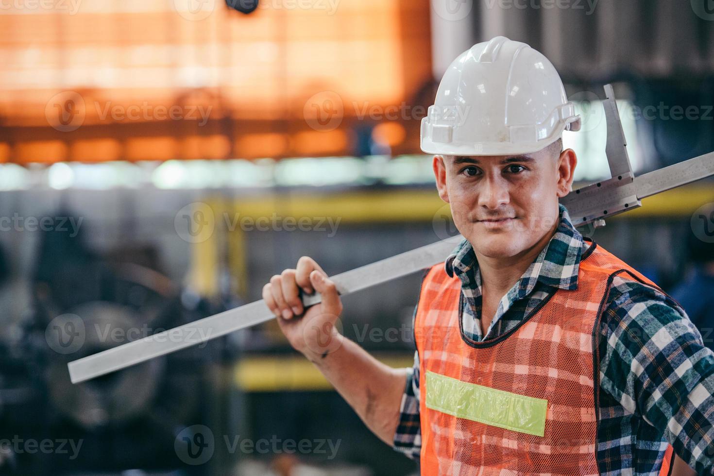 Porträt des Werksvorarbeiters, der auf der Baustelle in die Kamera schaut foto