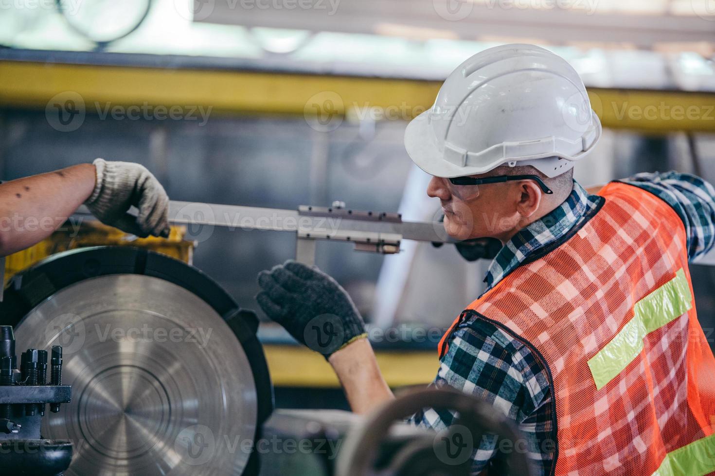 Ingenieur Metallarbeiter, der an Drehmaschine arbeitet working foto