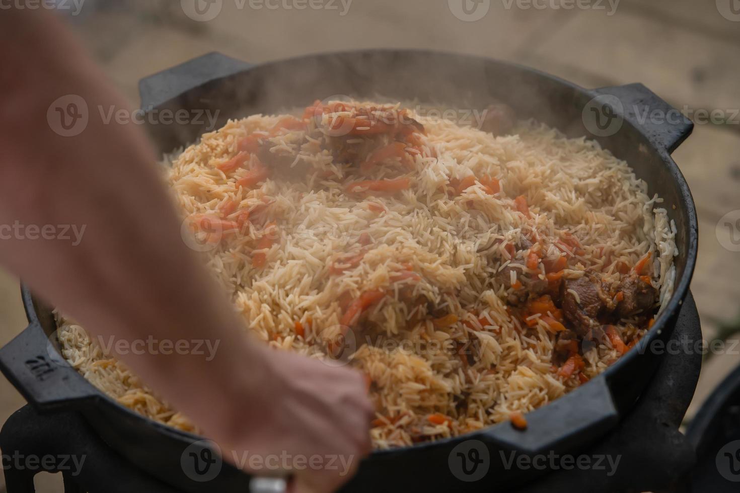 der Prozess des Kochens von Pilaw. Nationalgericht der orientalischen Küche. foto