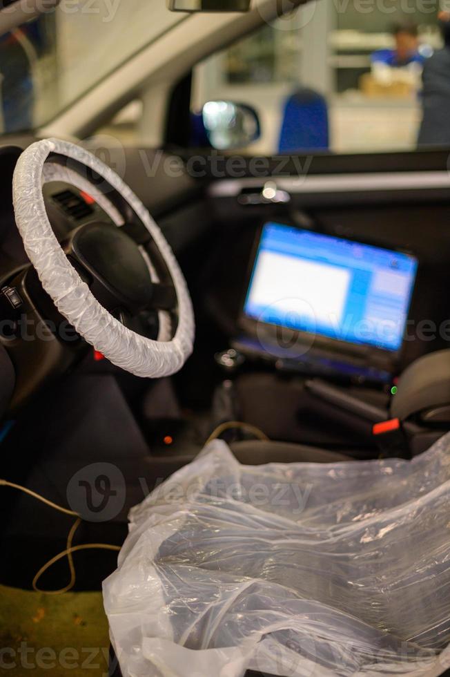 Computerdiagnose des Bordcomputers im Auto in einem Autohaus. foto