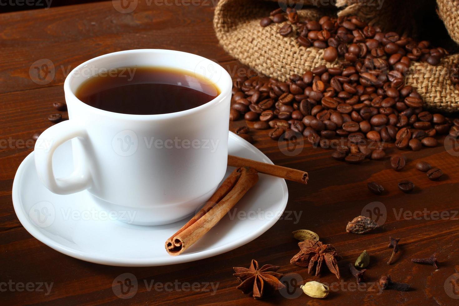 Tasse Kaffee und Kaffeebohnen. schönes Stillleben foto