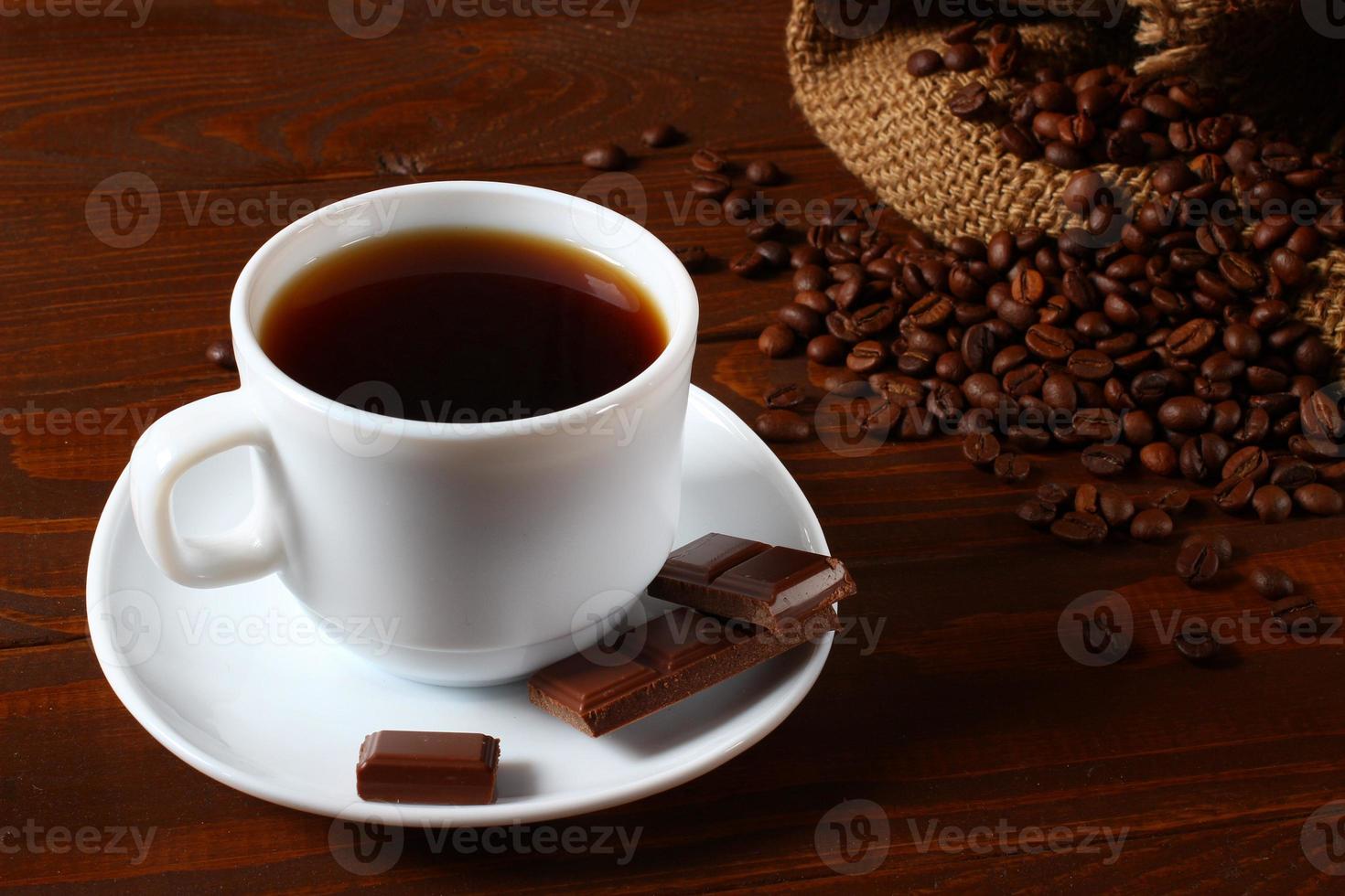 Tasse Kaffee und Kaffeebohnen. schönes Stillleben foto