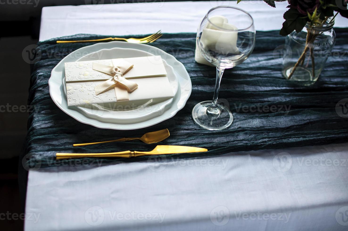 Farbläufer Tischdecke mit weißem Teller und Besteck foto