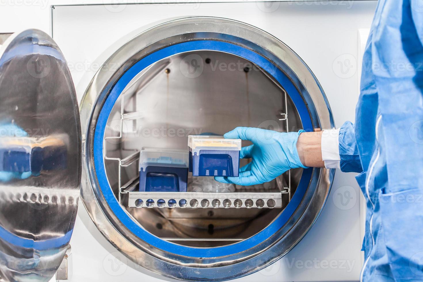 Wissenschaftler sterilisieren Labormaterial im Autoklaven foto