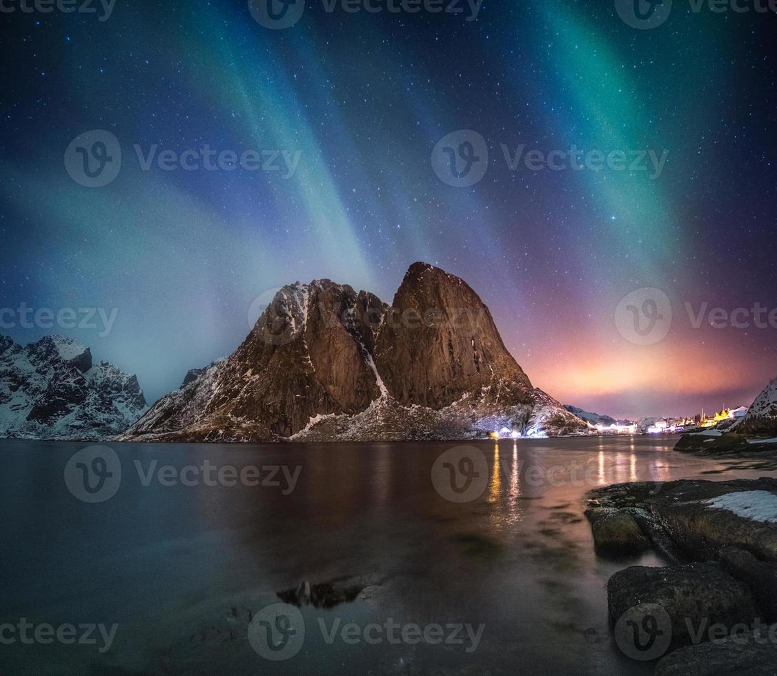 Aurora Borealis auf dem Berg im Fischerdorf bei Hamnoy foto