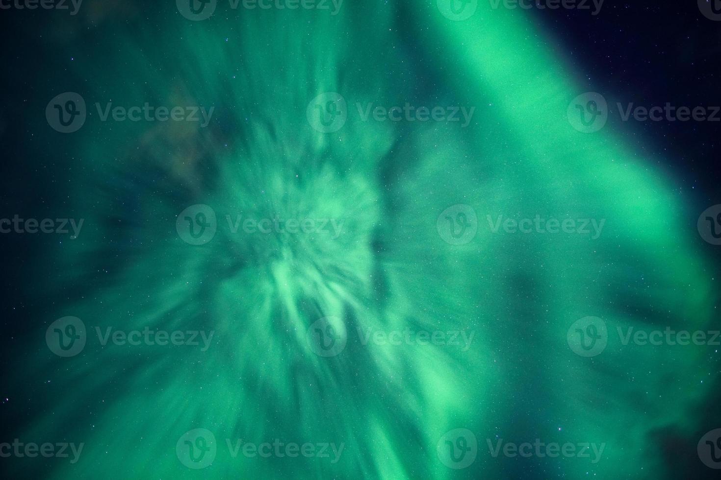 Aurora Borealis, Nordlichter bedeckt am Nachthimmel am Polarkreis foto