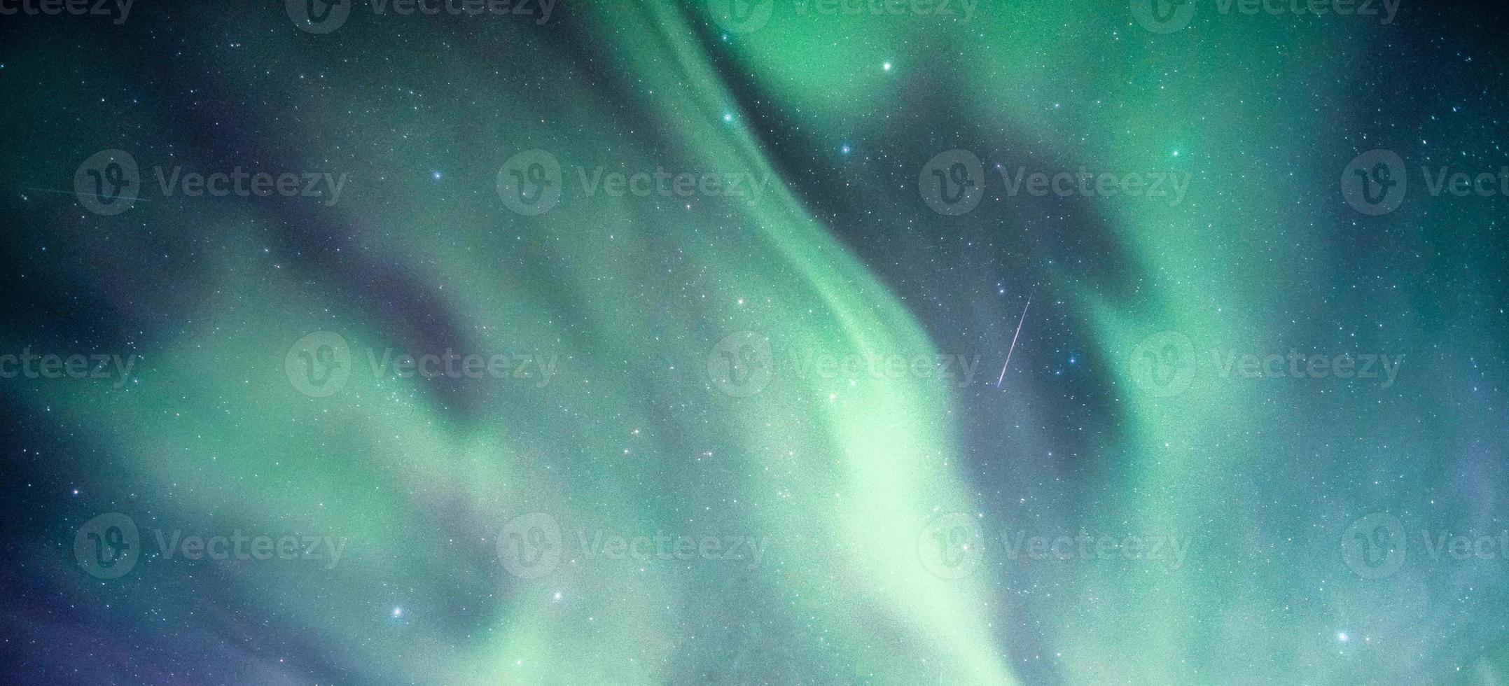 Nordlichter, Aurora Borealis mit Sternenhimmel am Nachthimmel foto