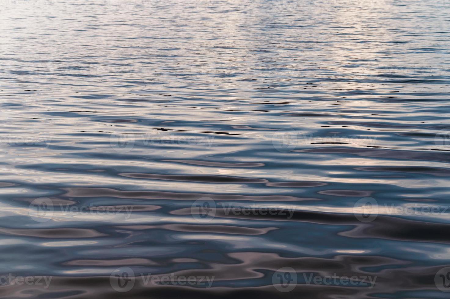 Gewellte Wasseroberfläche am See am Abend foto