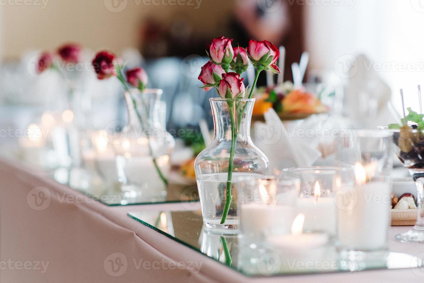 Bankettsaal für Hochzeiten mit dekorativen Elementen foto