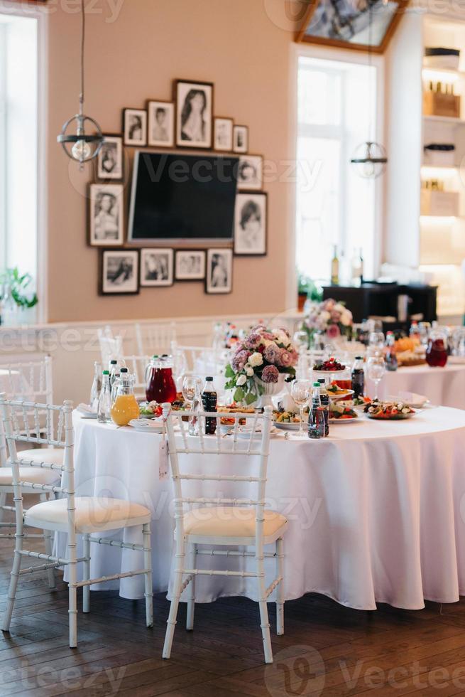 Bankettsaal für Hochzeiten mit dekorativen Elementen foto