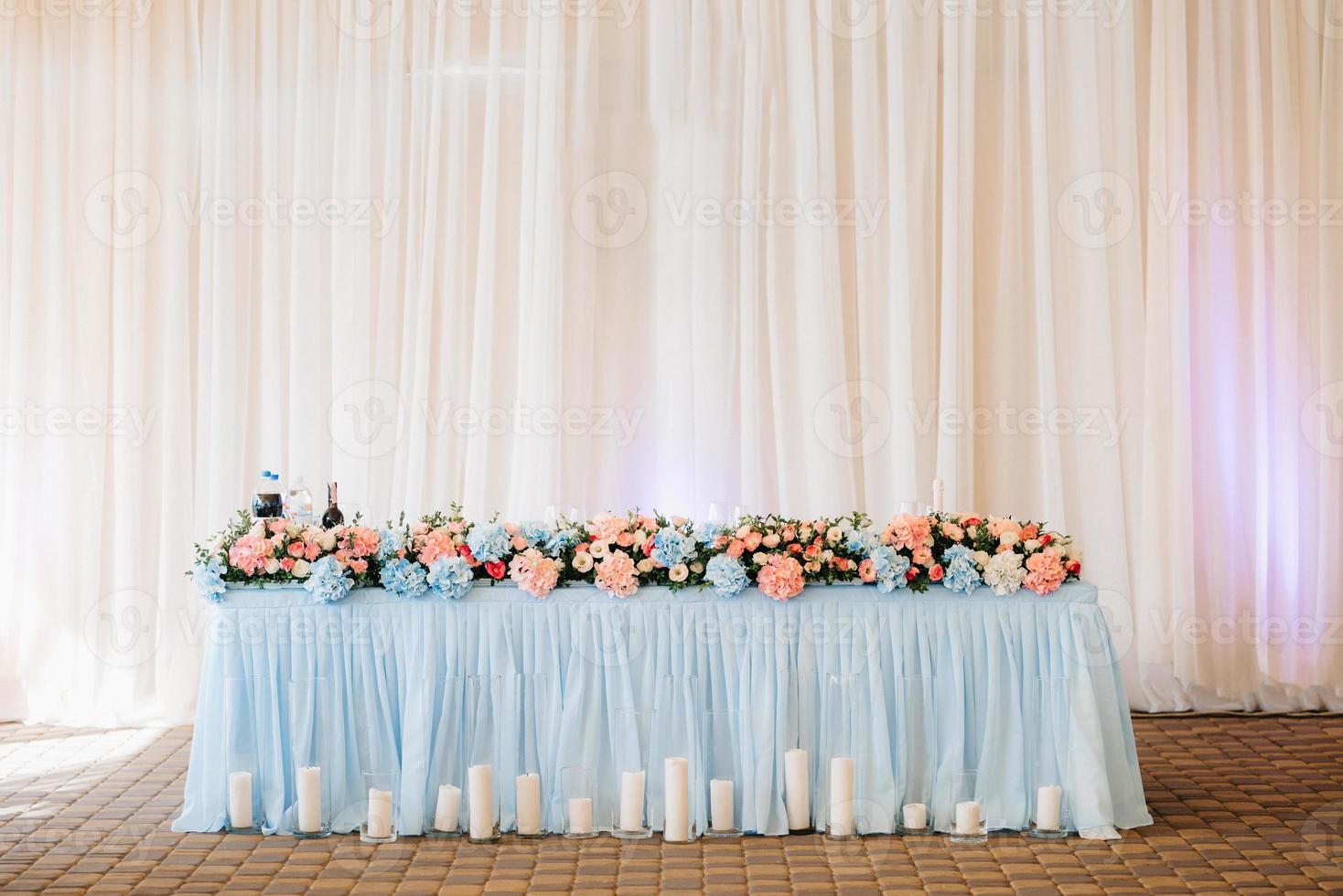 Bankettsaal für Hochzeiten mit dekorativen Elementen foto