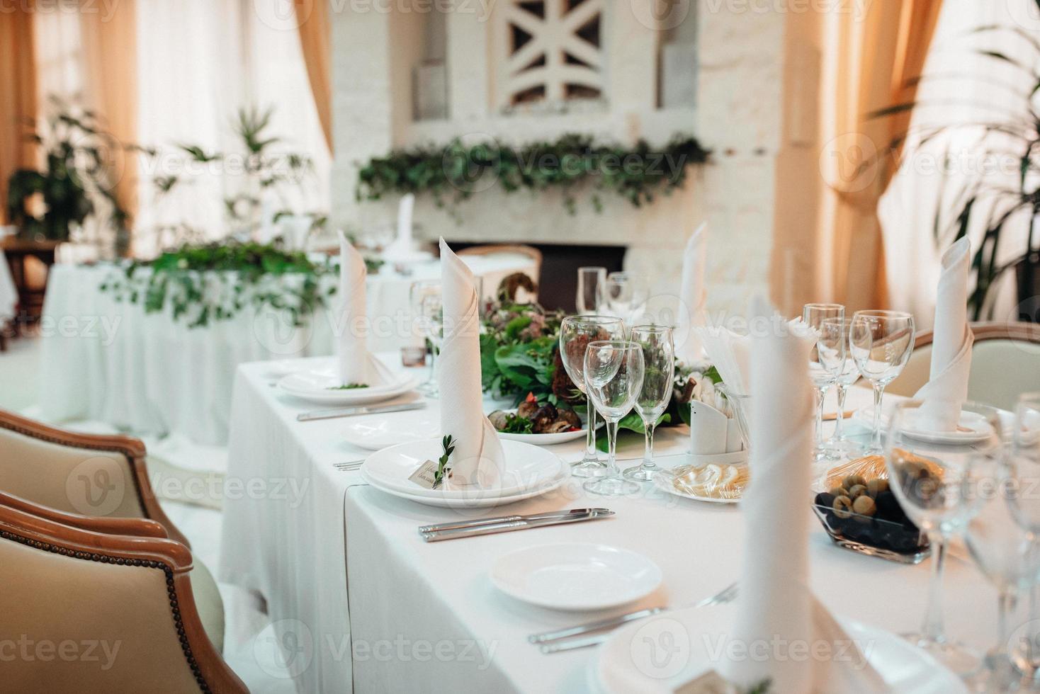 Bankettsaal für Hochzeiten mit dekorativen Elementen foto