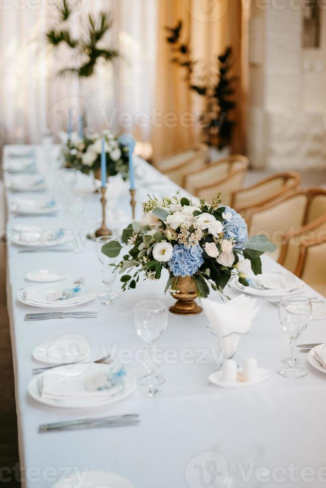 Bankettsaal für Hochzeiten mit dekorativen Elementen foto