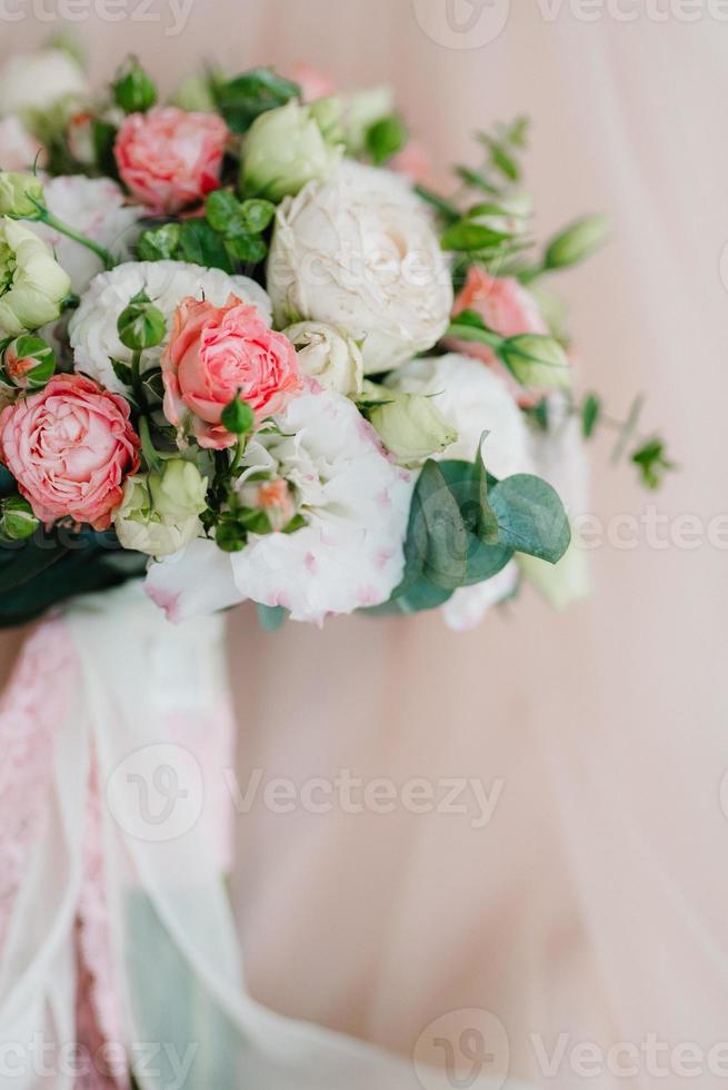 eleganter Hochzeitsstrauß aus frischen Naturblumen foto