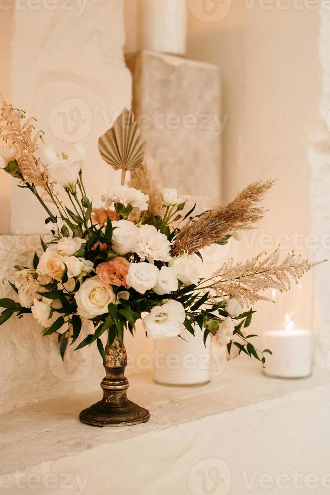 elegante Hochzeitsdekoration aus natürlichen Blumen und grünen Elementen foto