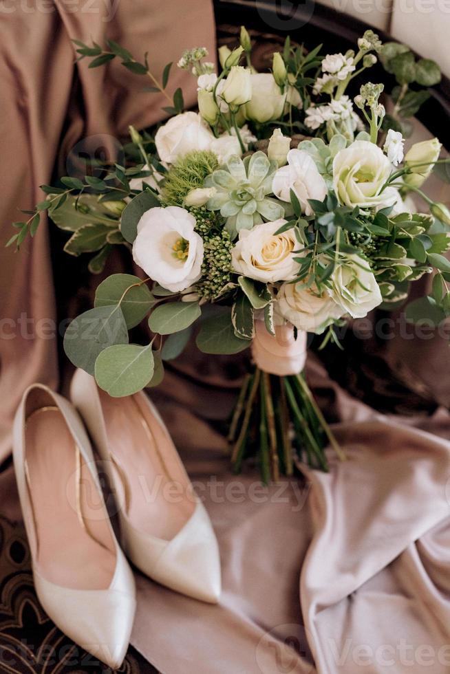 eleganter Hochzeitsstrauß aus frischen Naturblumen foto