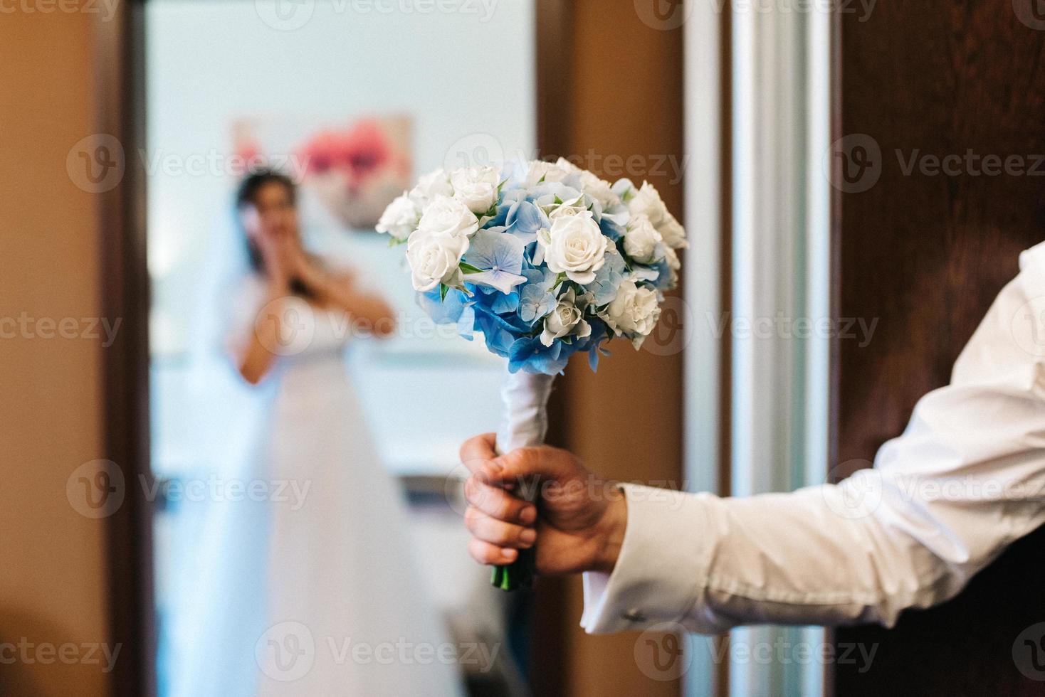 eleganter Hochzeitsstrauß aus frischen Naturblumen foto