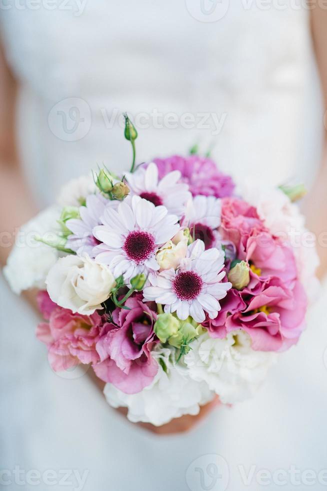 eleganter Hochzeitsstrauß aus frischen Naturblumen foto