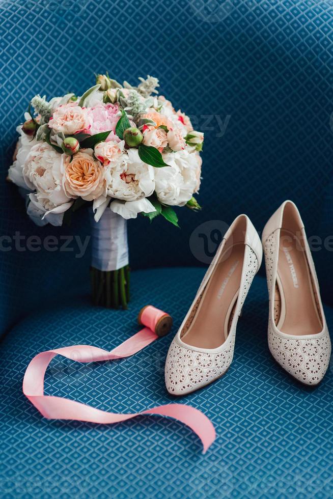 eleganter Hochzeitsstrauß aus frischen Naturblumen foto
