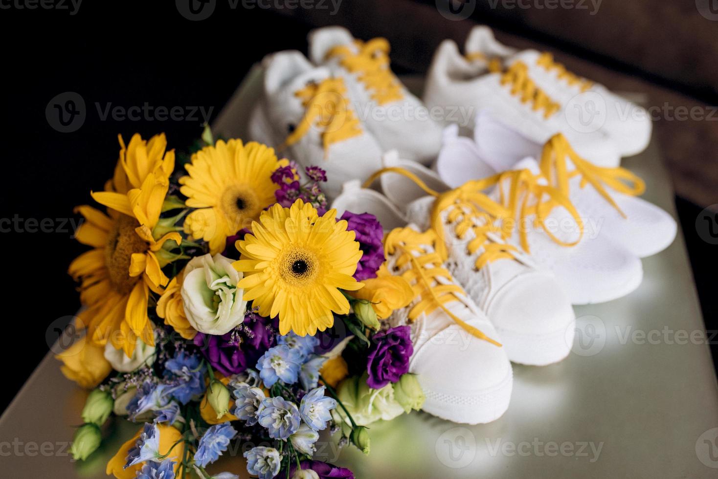 eleganter Hochzeitsstrauß aus frischen Naturblumen foto