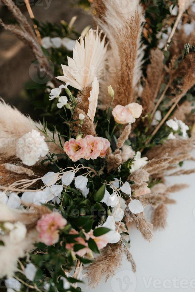 elegante Hochzeitsdekoration aus natürlichen Blumen und grünen Elementen foto