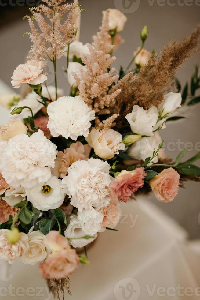 elegante Hochzeitsdekoration aus natürlichen Blumen und grünen Elementen foto