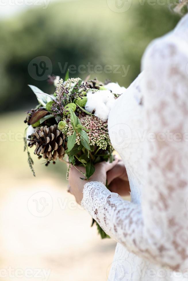 der Brautstrauß aus Zapfen und Baumwolle foto