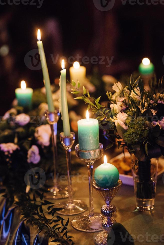 elegante Hochzeitsdekoration aus natürlichen Blumen foto