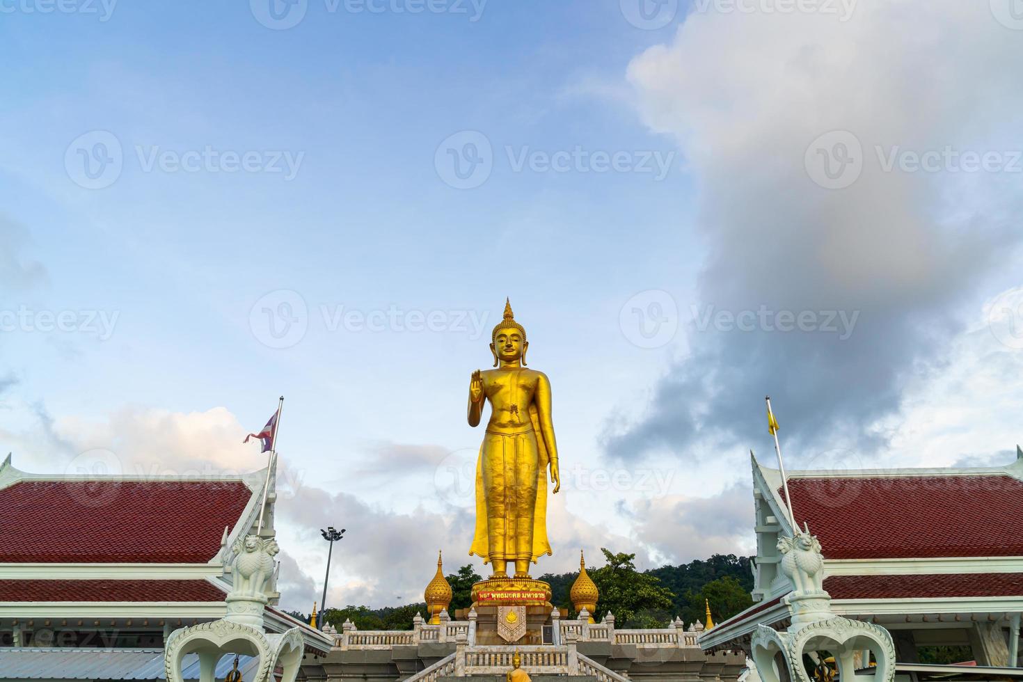 eine goldene buddha-statue mit himmel auf dem berggipfel im öffentlichen park der gemeinde hat yai, provinz songkhla, thailand foto