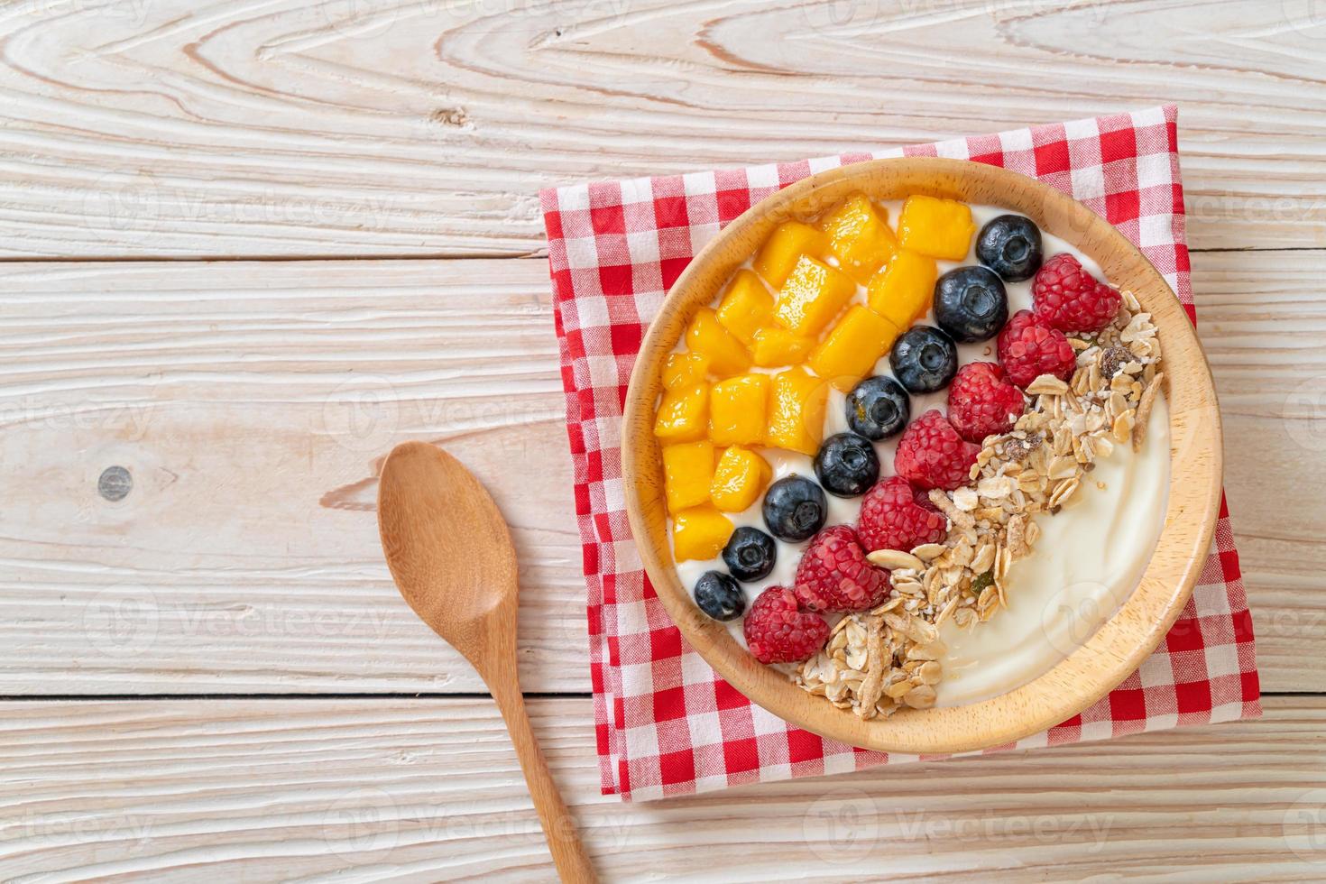 hausgemachte Joghurt-Bowl mit Himbeere, Heidelbeere, Mango und Müsli - gesunder Food-Style foto