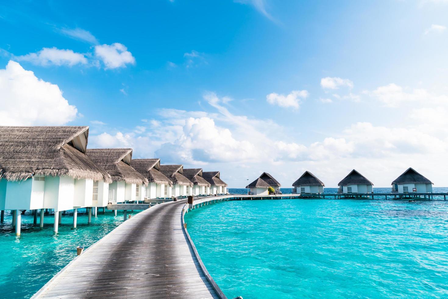 tropisches malediven resort hotel und insel mit strand und meer für ferienferienkonzept - steigern sie den farbverarbeitungsstil foto