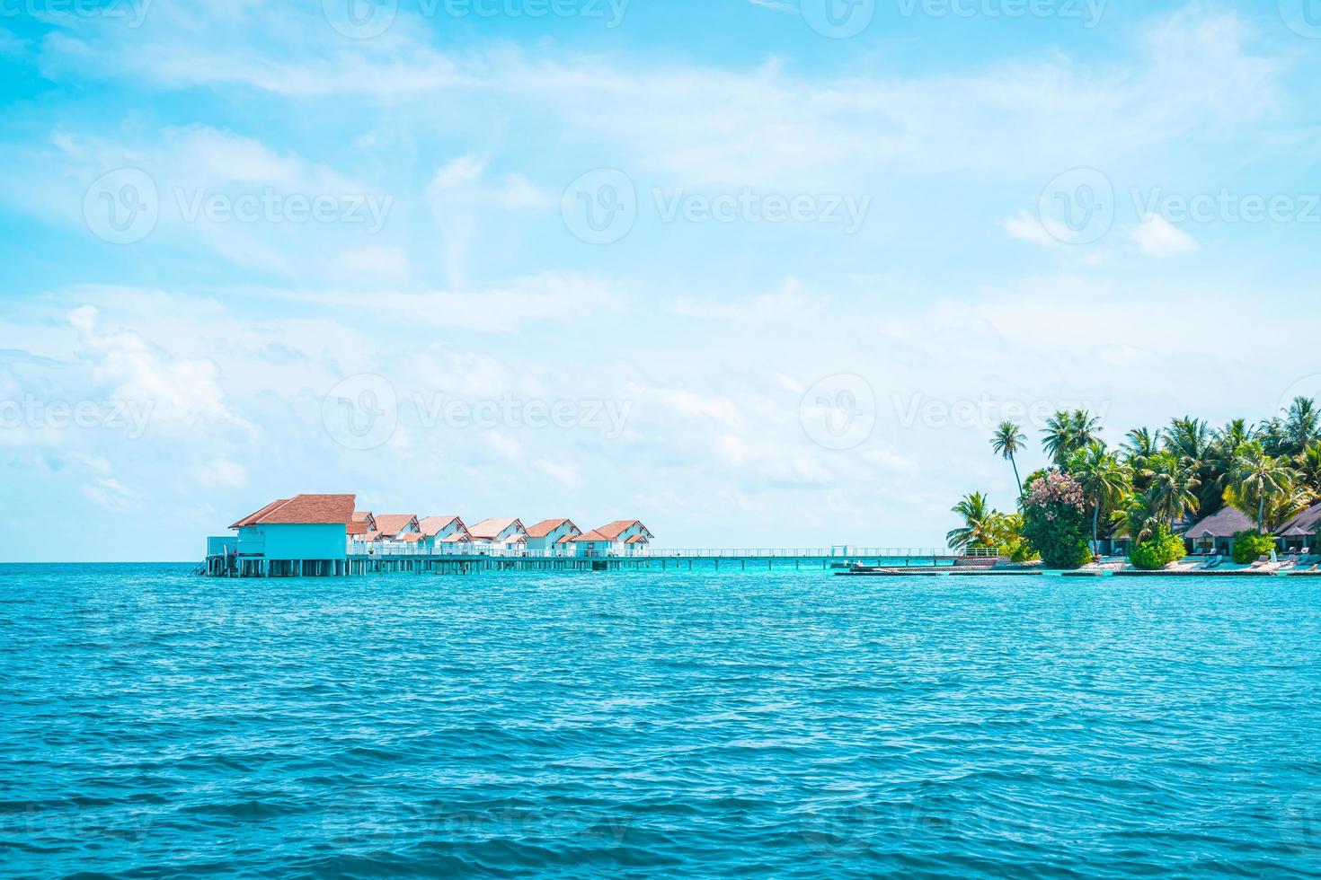 tropisches malediven resort hotel und insel mit strand und meer für ferienferienkonzept - steigern sie den farbverarbeitungsstil foto