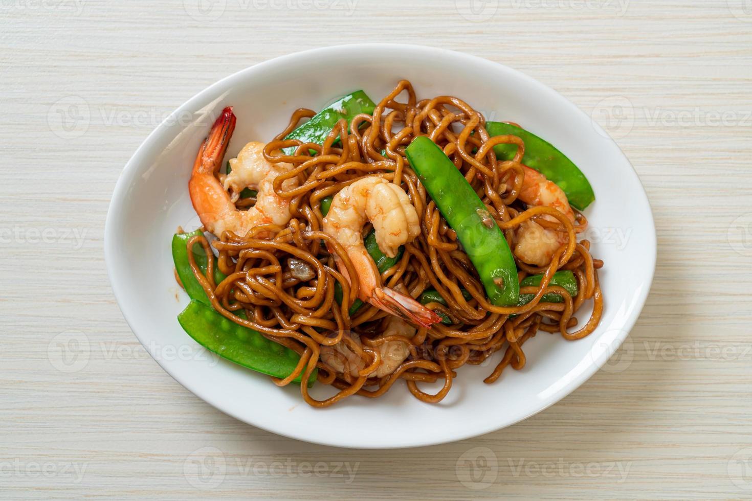 gebratene Yakisoba-Nudeln mit grünen Erbsen und Shrimps - asiatische Küche foto