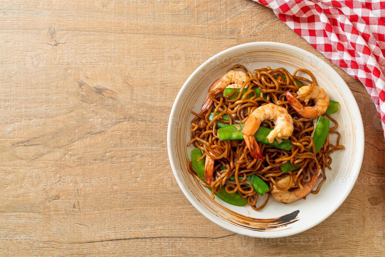 gebratene Yakisoba-Nudeln mit grünen Erbsen und Shrimps - asiatische Küche foto