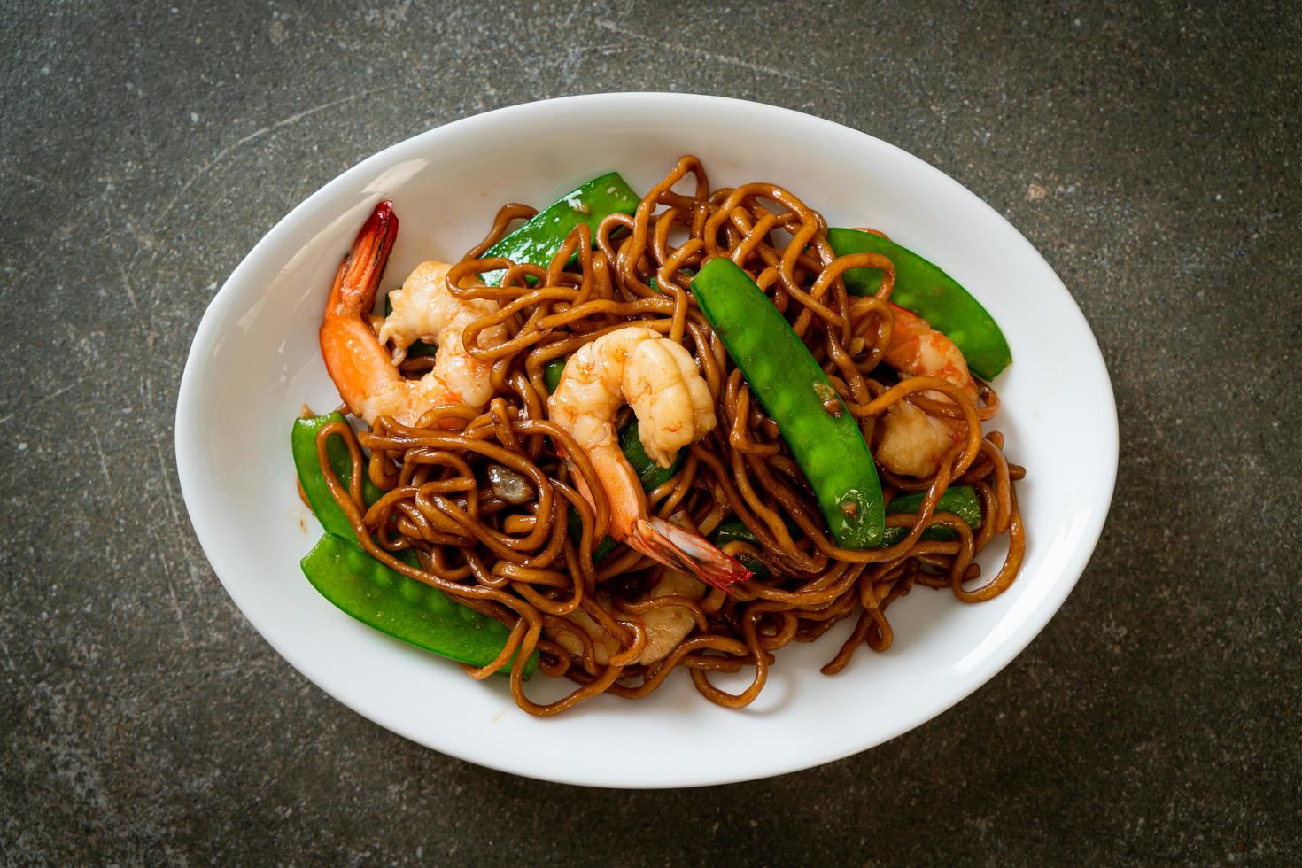 gebratene Yakisoba-Nudeln mit grünen Erbsen und Shrimps - asiatische Küche foto