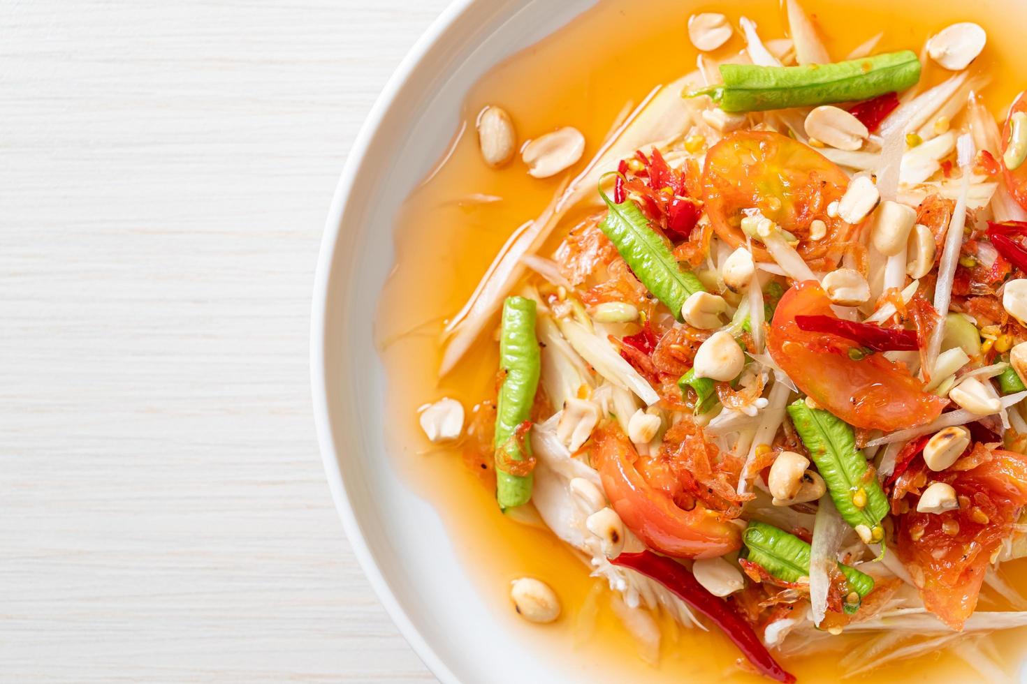 würziger Papayasalat - Somtam - thailändischer traditioneller Streetfood-Stil foto