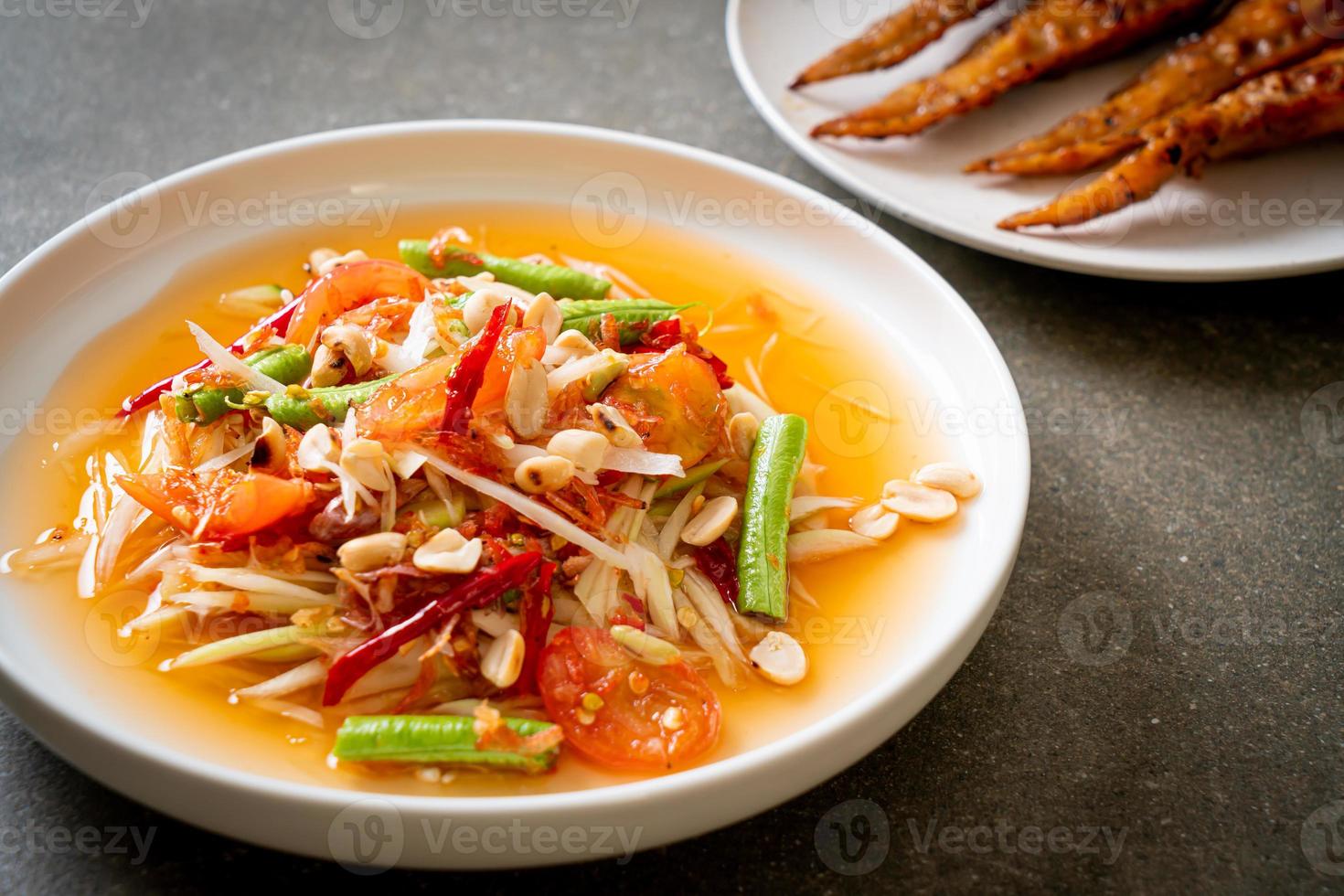 würziger Papayasalat - Somtam - thailändischer traditioneller Streetfood-Stil foto