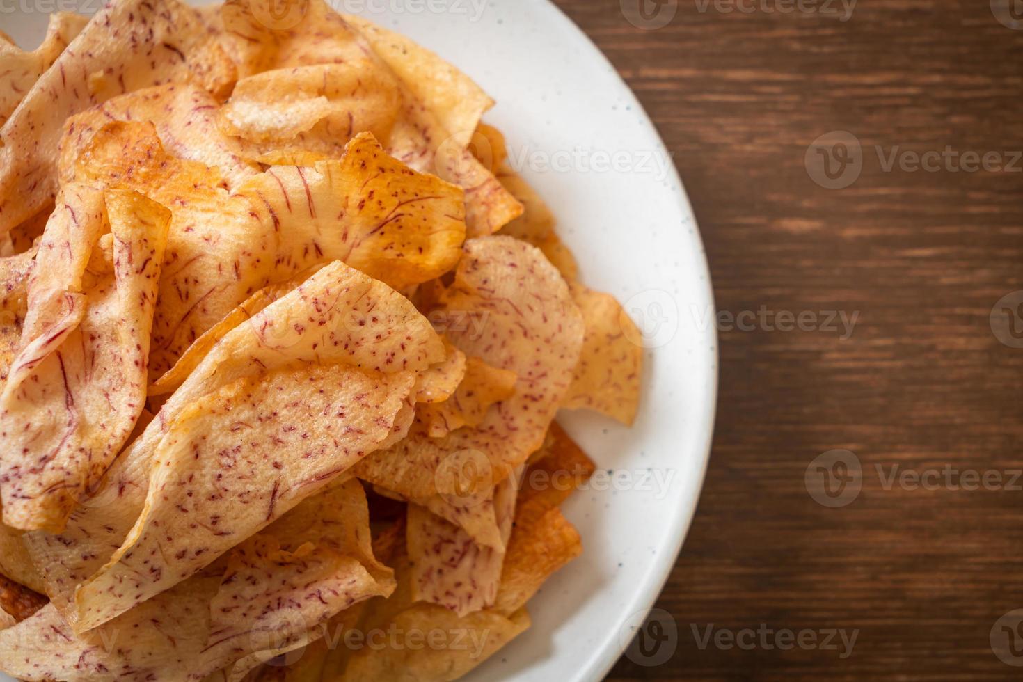 Taro Chips - gebraten oder gebacken in Scheiben geschnitten Taro foto