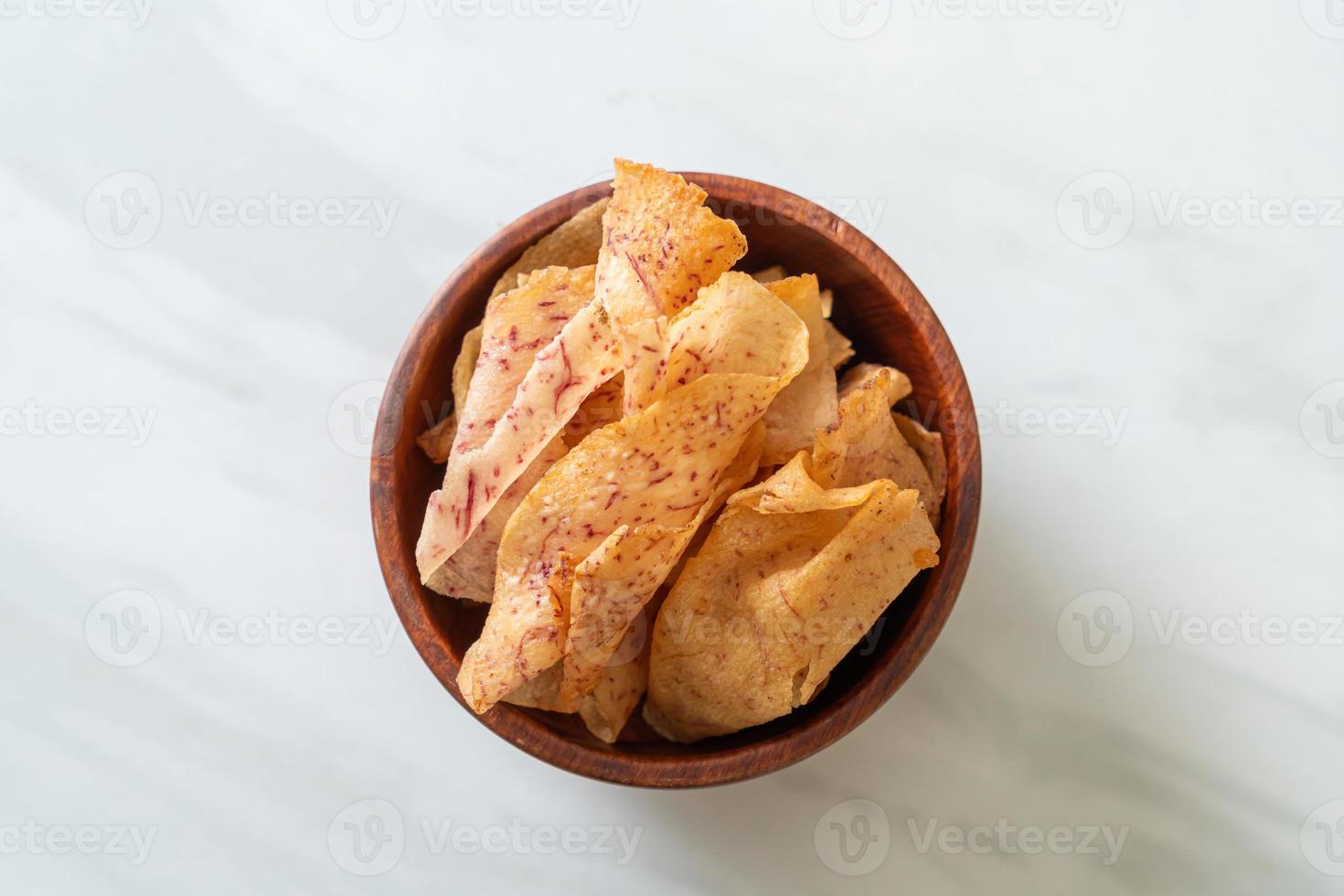 Taro Chips - gebraten oder gebacken in Scheiben geschnitten Taro foto