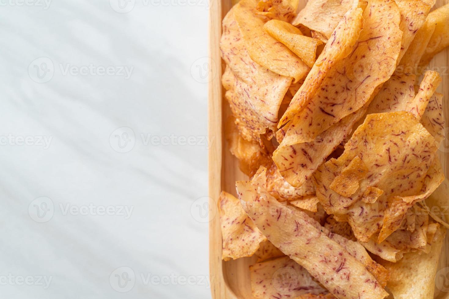 Taro Chips - gebraten oder gebacken in Scheiben geschnitten Taro foto