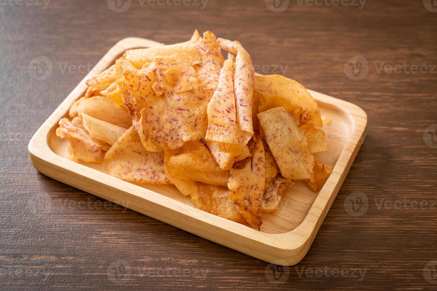 Taro Chips - gebraten oder gebacken in Scheiben geschnitten Taro foto