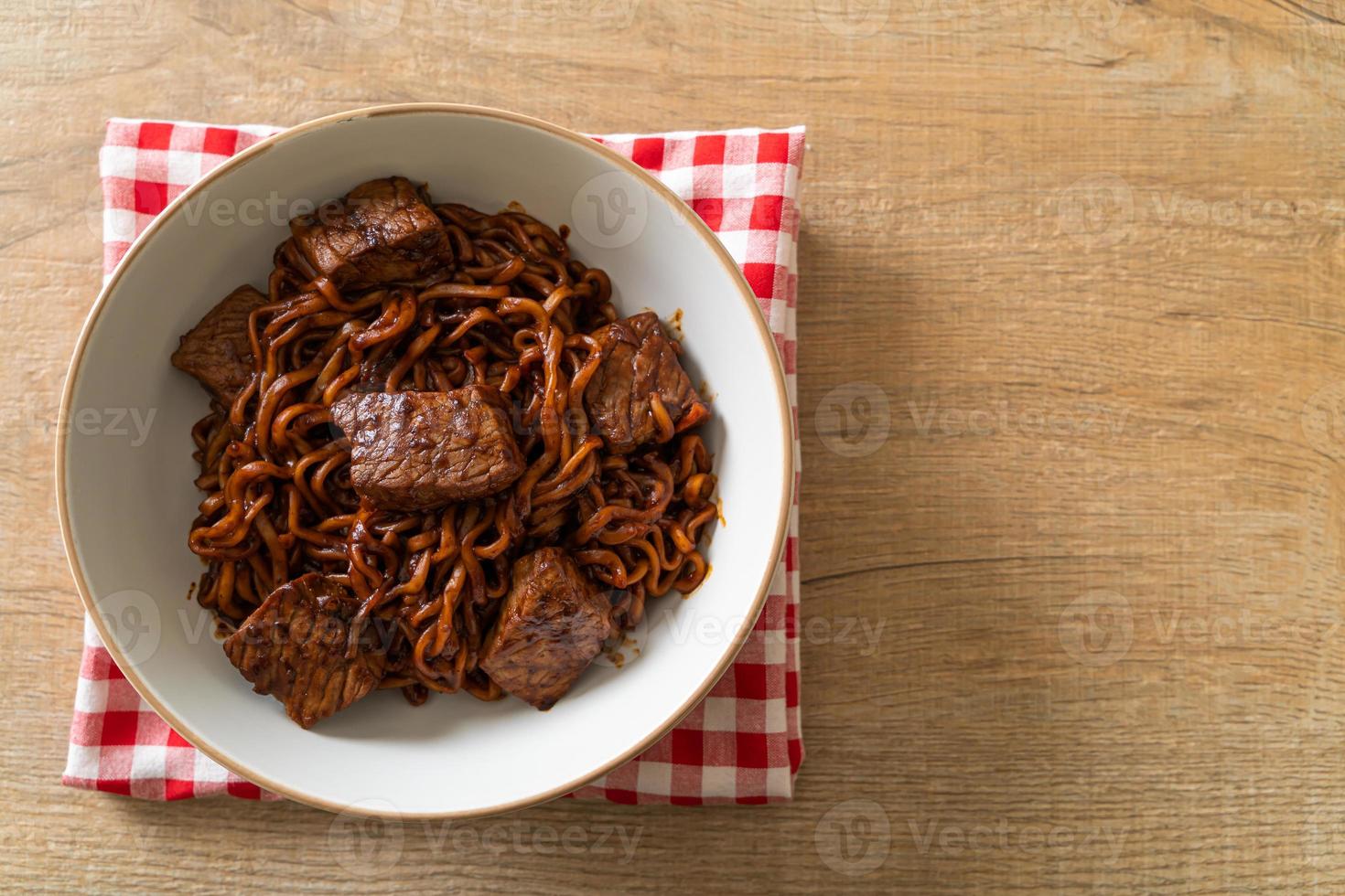 Jjapaguri oder Chapaguri, koreanische schwarze Bohnen, scharfe Nudeln mit Rindfleisch foto