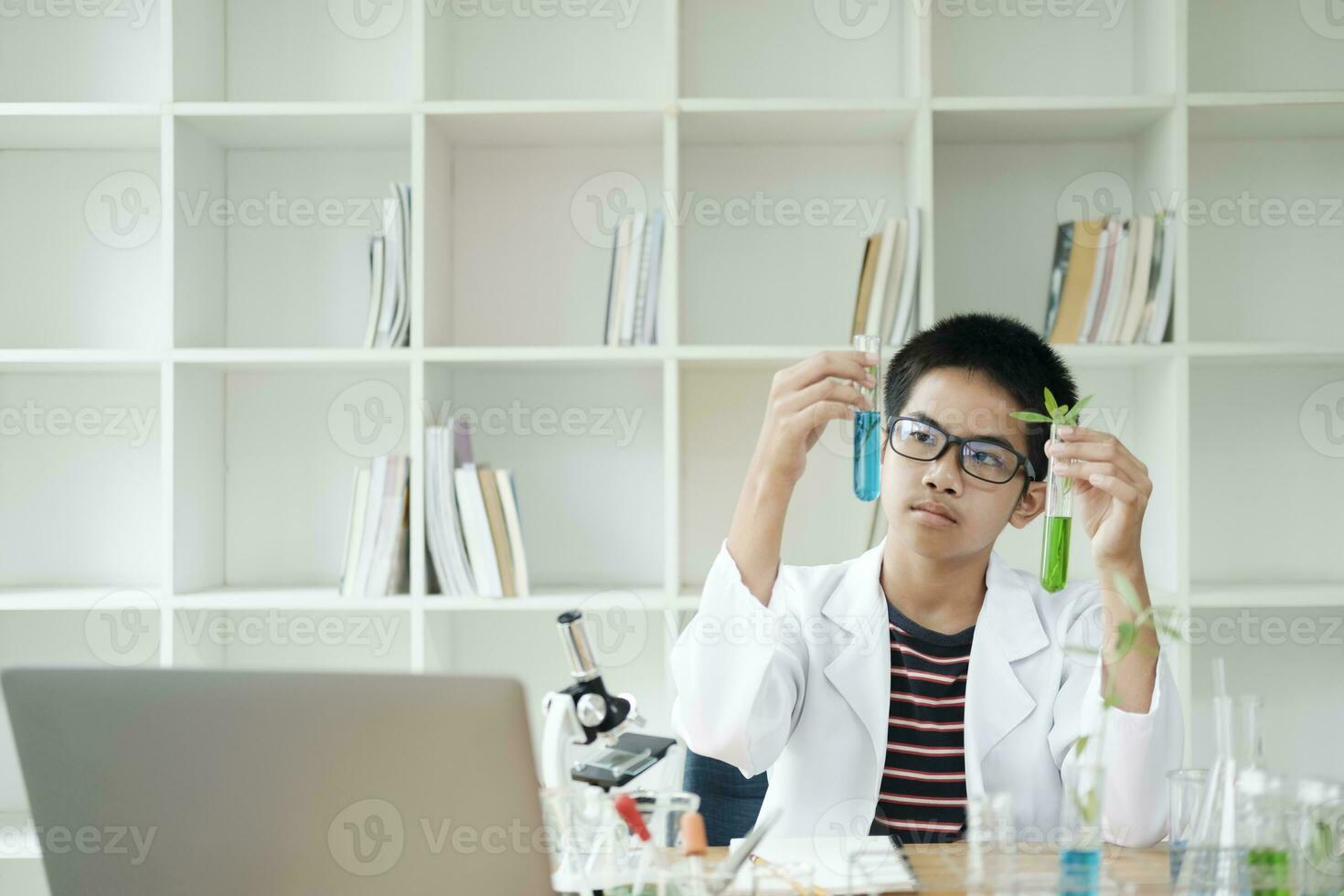 jung Wissenschaftler im Aktion Kinder Verhalten Chemie Experiment im Schule Labor foto