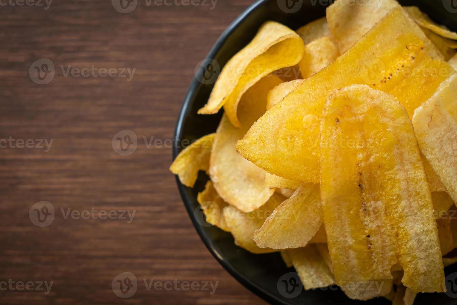 Bananenchips - gebratene oder gebackene Bananenscheiben foto