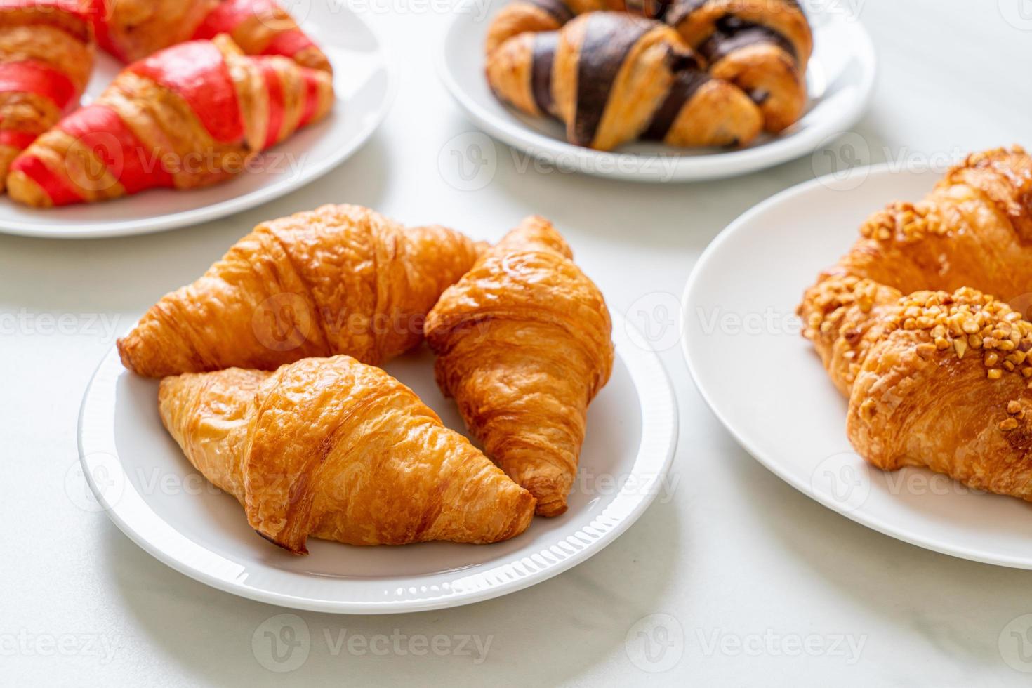 frisches Buttercroissant auf Teller foto