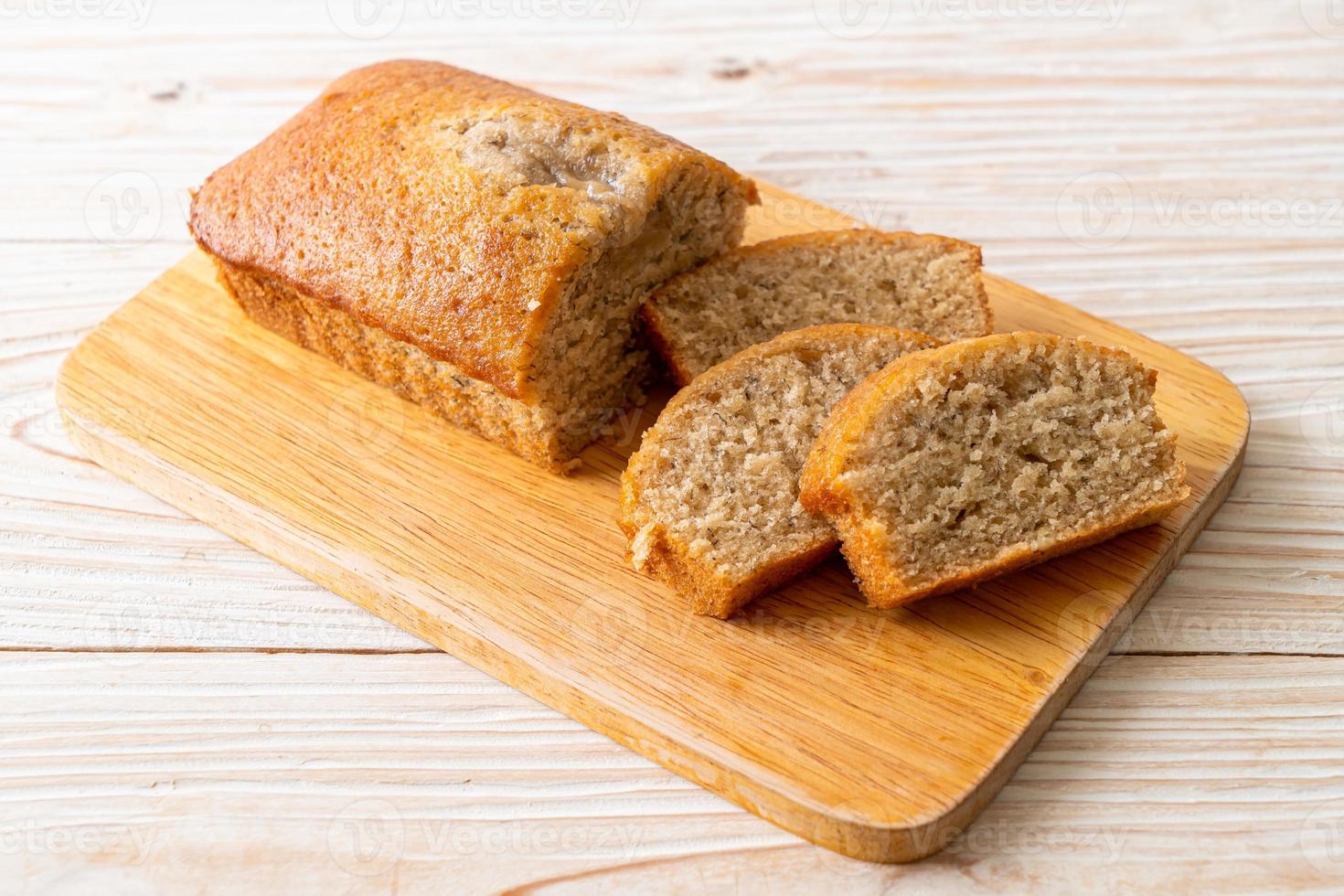 hausgemachtes Bananenbrot in Scheiben geschnitten foto