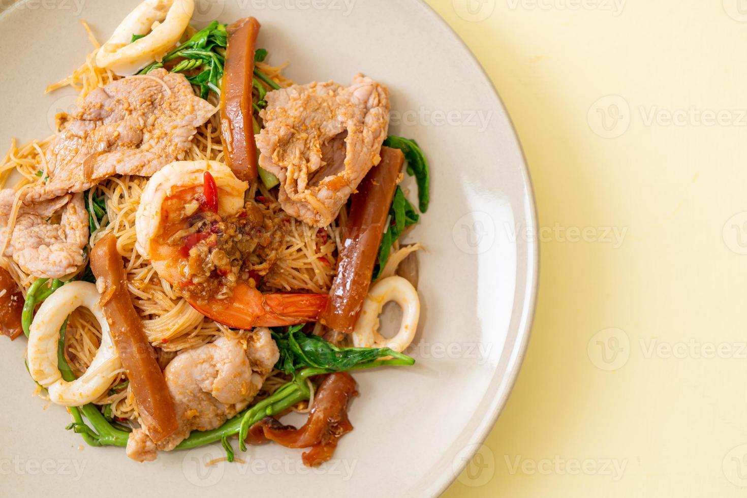 gebratene Reisnudeln und Wassermimose mit gemischtem Fleisch foto